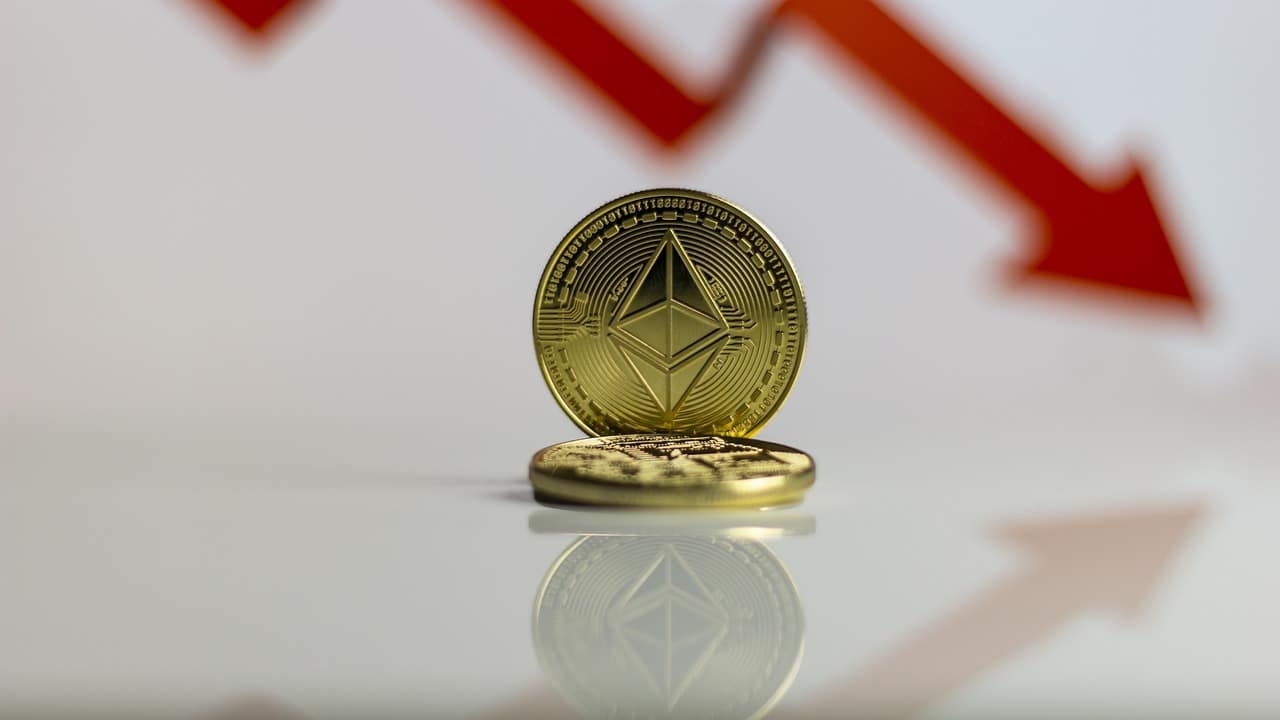 Ethereum w opałach? Wszystkie dzienne zyski zostały wyzerowane, a kurs zmierza w kierunku 1000 USD!