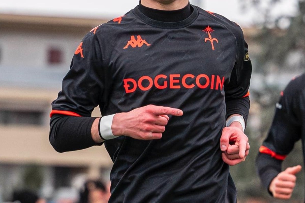 Dogecoin na koszulkach ponad 100-letniego włoskiego klubu piłkarskiego! Krypto opanowuje futbol