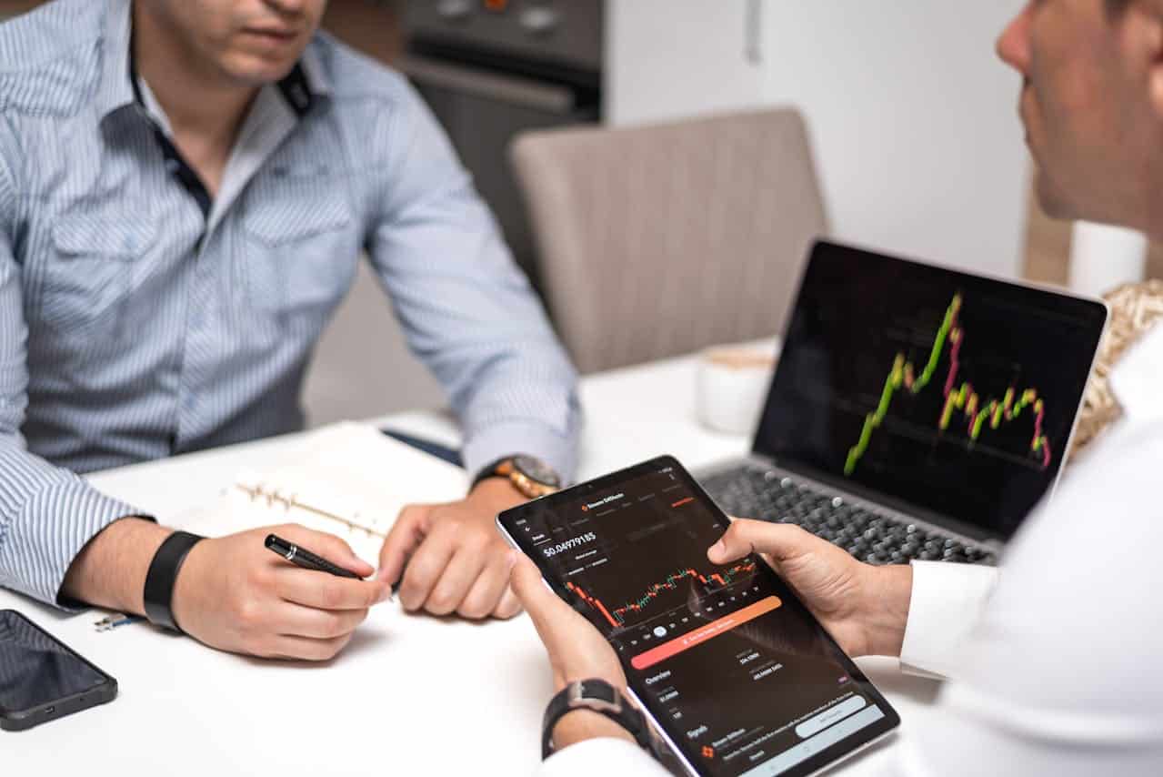 Polska giełda na łopatkach. Inwestorzy masowo pozbywają się akcji. Kiedy koniec wyprzedaży?