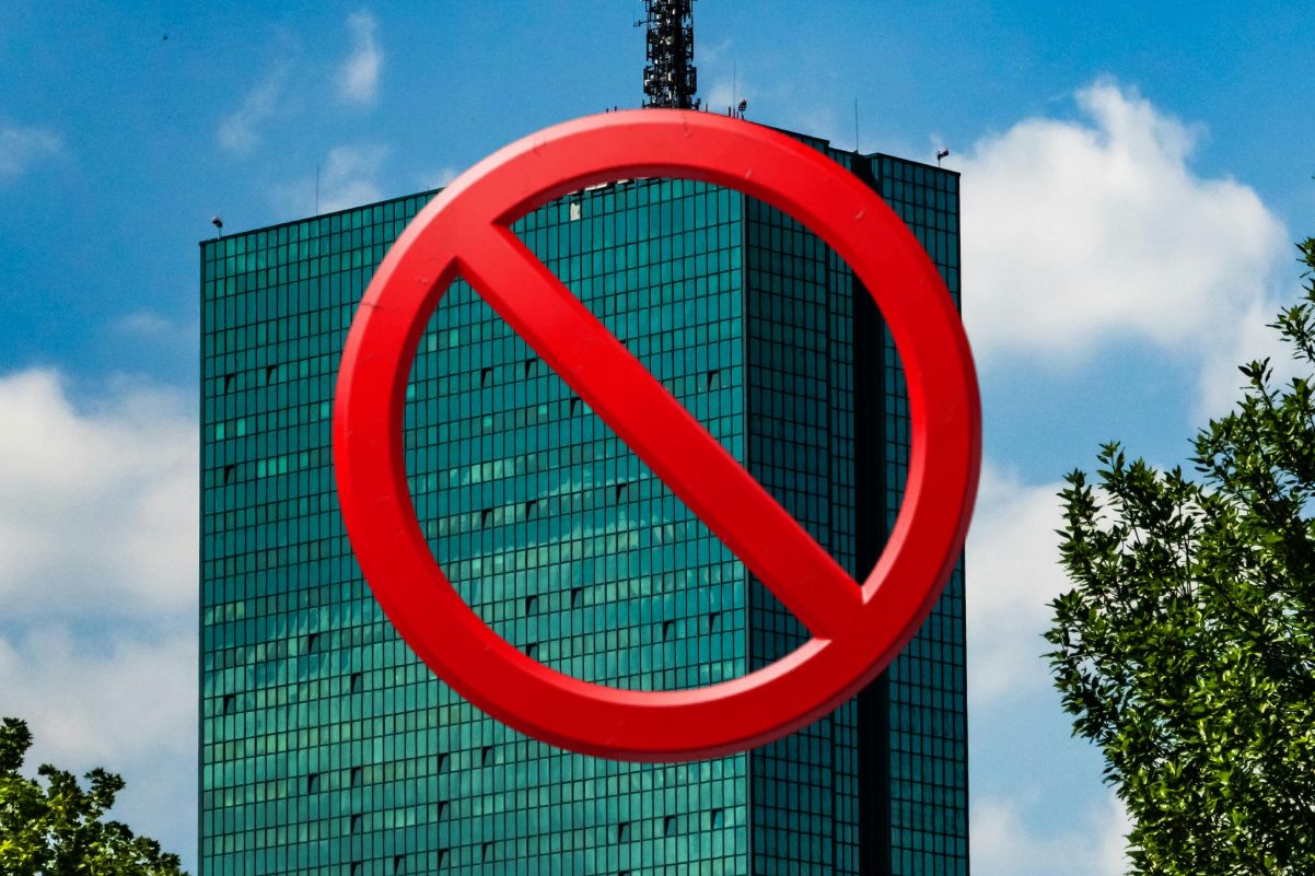 To koniec. Legendarny wieżowiec zniknie z krajobrazu Warszawy. Nie wszyscy są zadowoleni