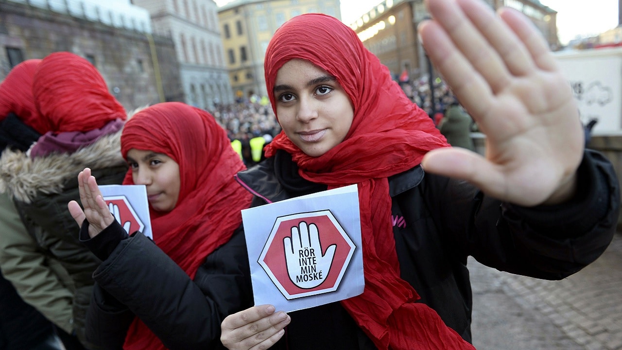 Szwecja przesiedli tysiące imigrantów – do bogatych dzielnic? Nowy sposób na gangi i „asymilację”