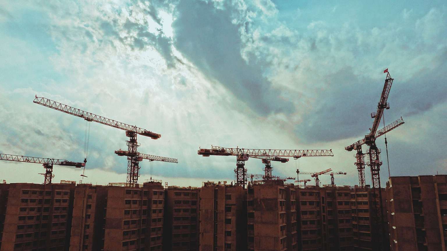 Te nieruchomości radzą sobie lepiej, niż wskazywały prognozy. Takich danych nie było od 2010 roku. Będzie spadek cen?