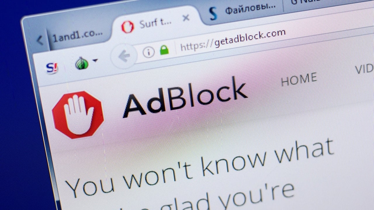 Adblock nielegalny, bo „narusza prawa autorskie”? Absurdalna decyzją sądowa