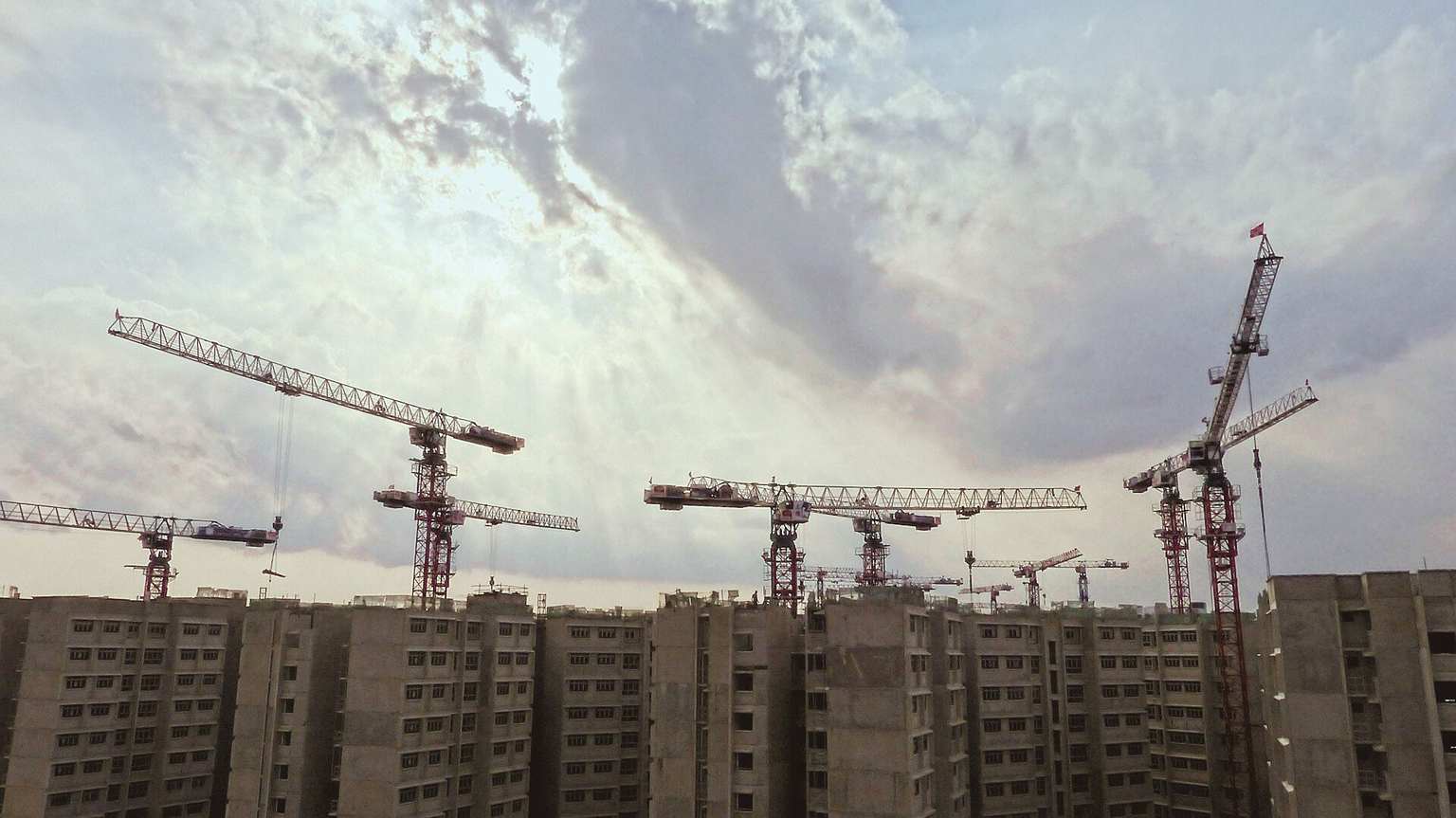 Zastój w budownictwie coraz większy. Co to oznacza dla osób, które planują zakup mieszkania?