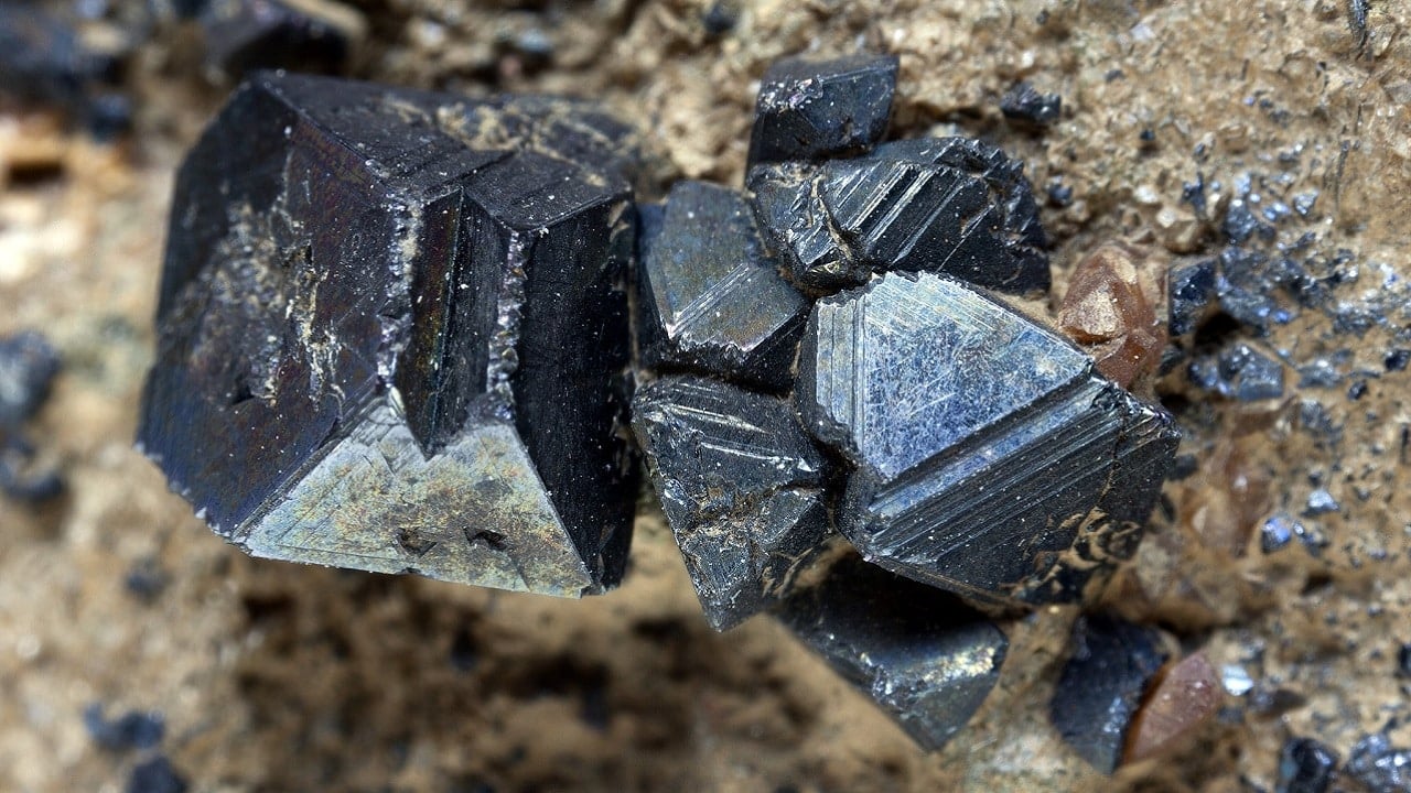 Metale ziem rzadkich z nowego źródła. USA rozrzucają miliardy, UE bezradna – ale badacze widzą nowatorskie rozwiązanie