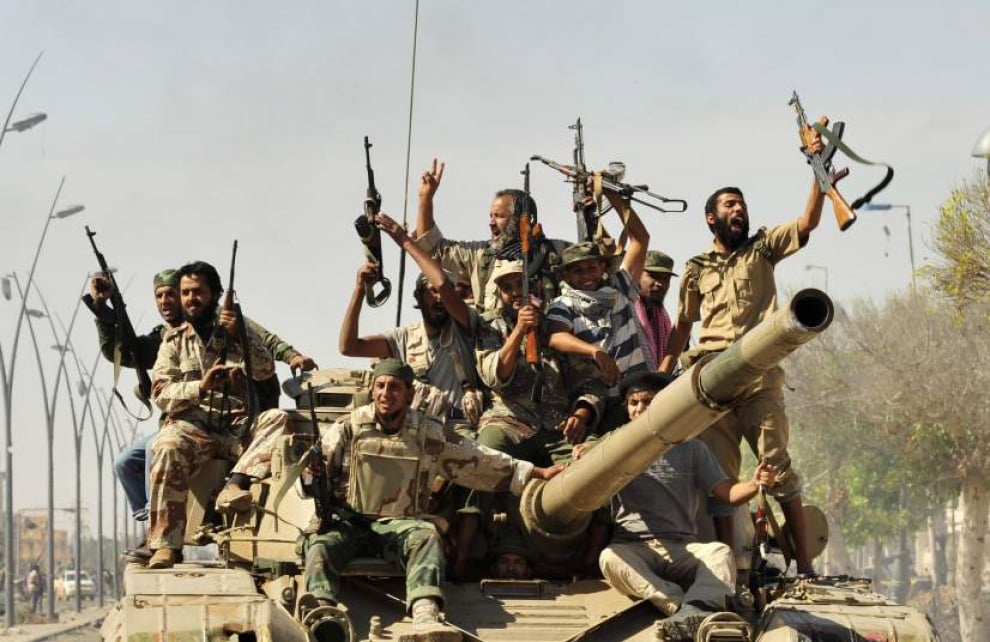 Bank centralny gwałtownie dewaluuje walutę. Winne ceny ropy