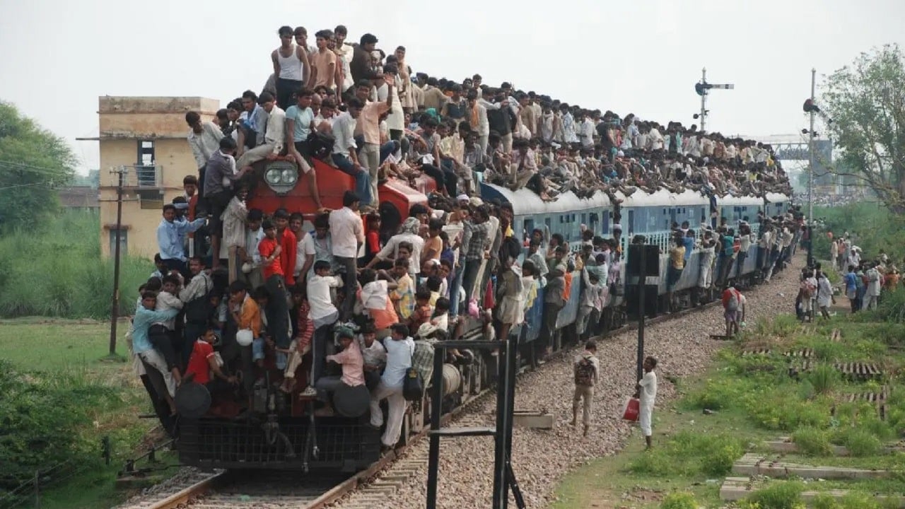 Skandaliczna umowa, emerytury, 800+ dla Hindusów. Imigranci ważniejsi od Polaków?