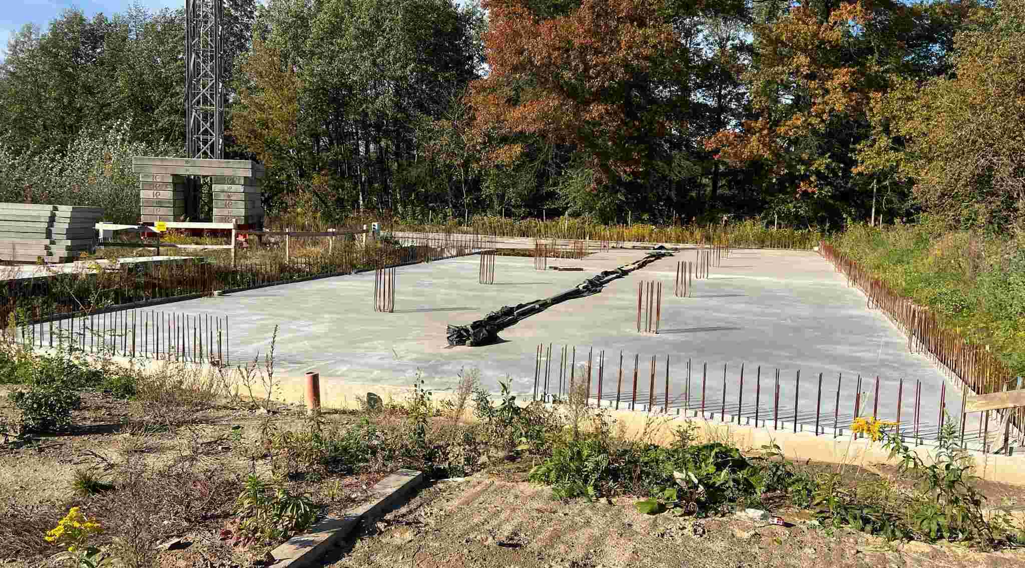 Młody mężczyzna marzył o mieszkaniu. Podpisał umowę z HREIT. Dzisiaj ogląda porzucony plac budowy