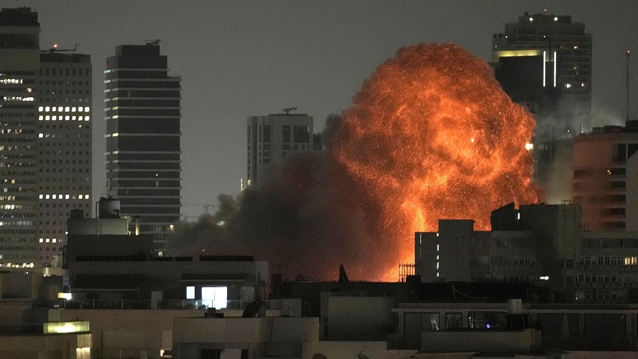 Izrael vs. Iran: ogień w cieśninie Ormuz, czyste niebo nad Teheranem, Izraelczycy uwięzieni na wyspie,