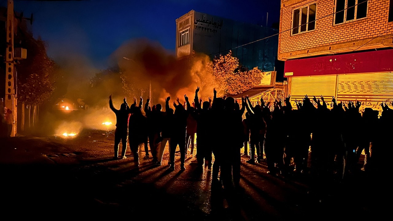 Wojna, brak wody, prądu i paliwa. Całym krajem wstrząsają protesty, eksplodował popyt na złoto