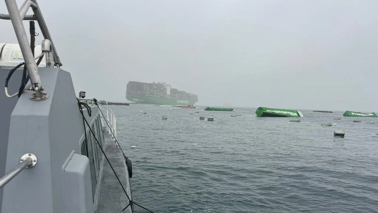 Kontenery z ładunkiem dryfują w morzu, podejścia do najważniejszego portu w kraju zagrożone. Tsunami uderzyło w statek