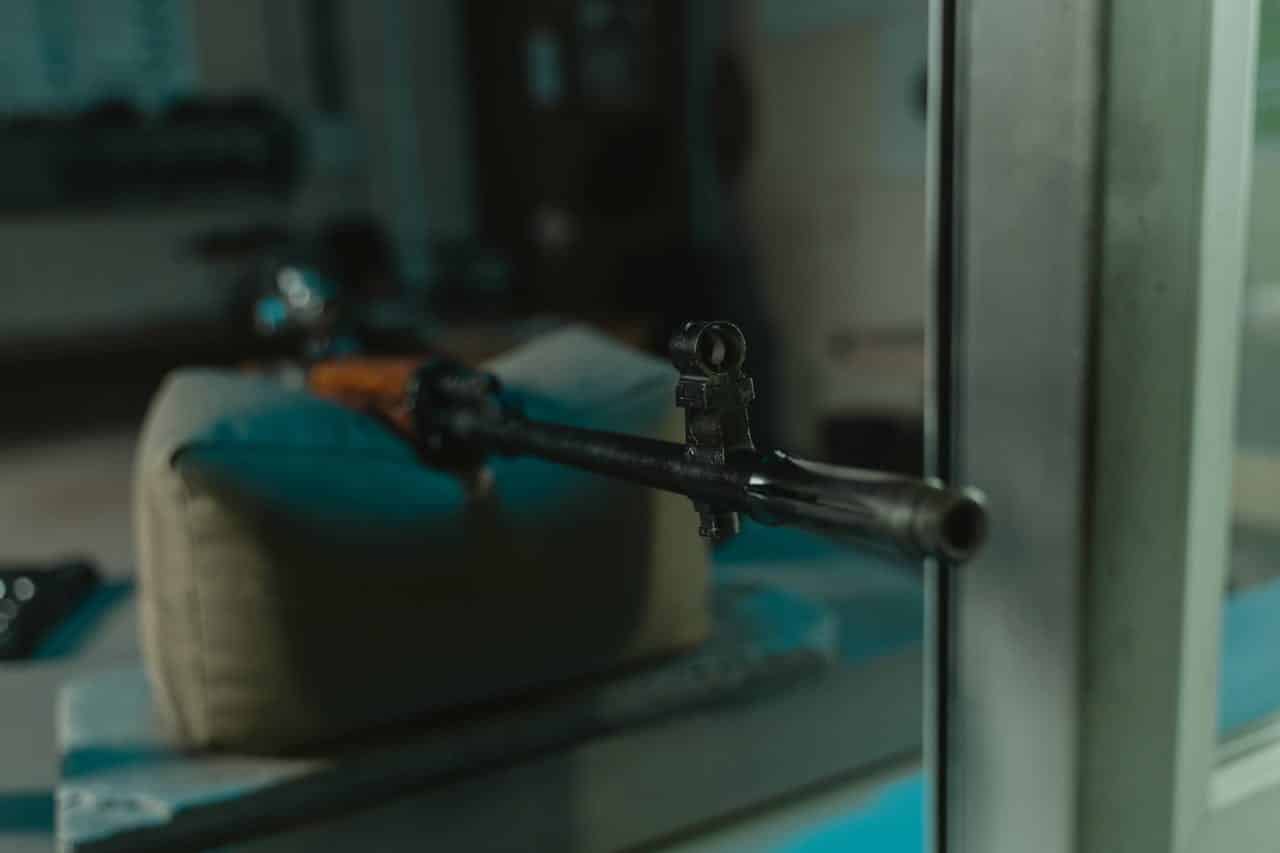 Co tu się dzieje? Poszukiwany listem gończym polski biznesmen przekonuje, iż padł ofiarą spisku. Jego życiu mają zagrażać najemnicy