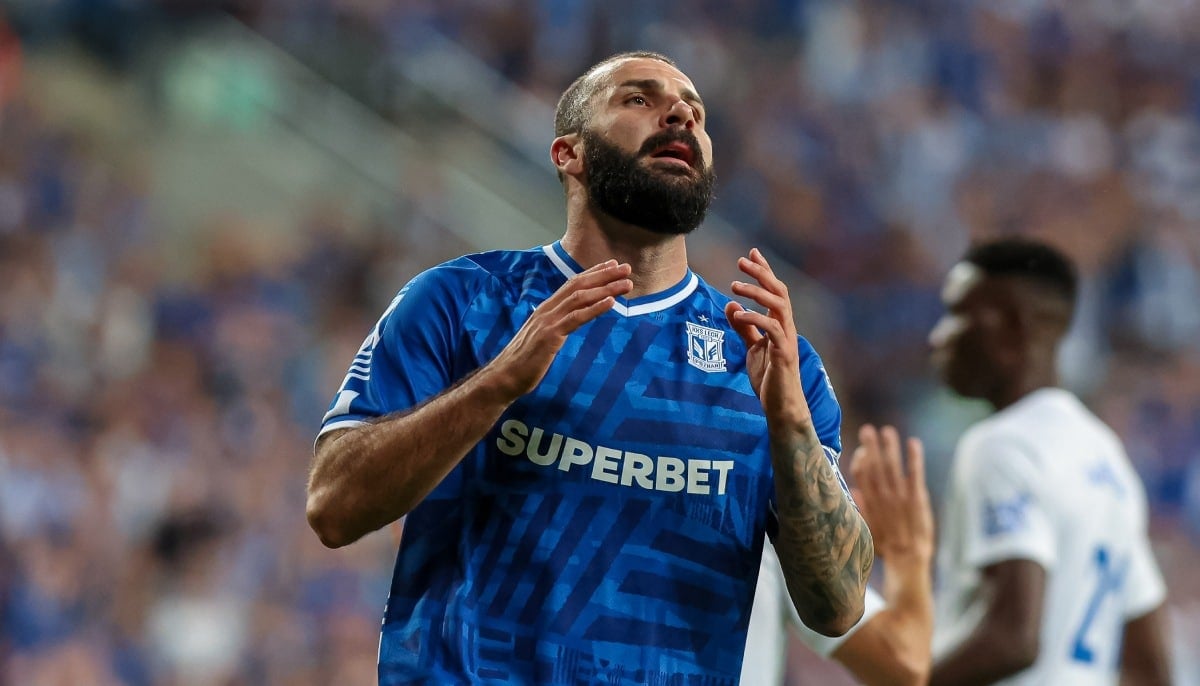 Liga Konferencji jak garnitur na miarę z polyestru. Dlaczego to idealny strój dla polskich klubów?