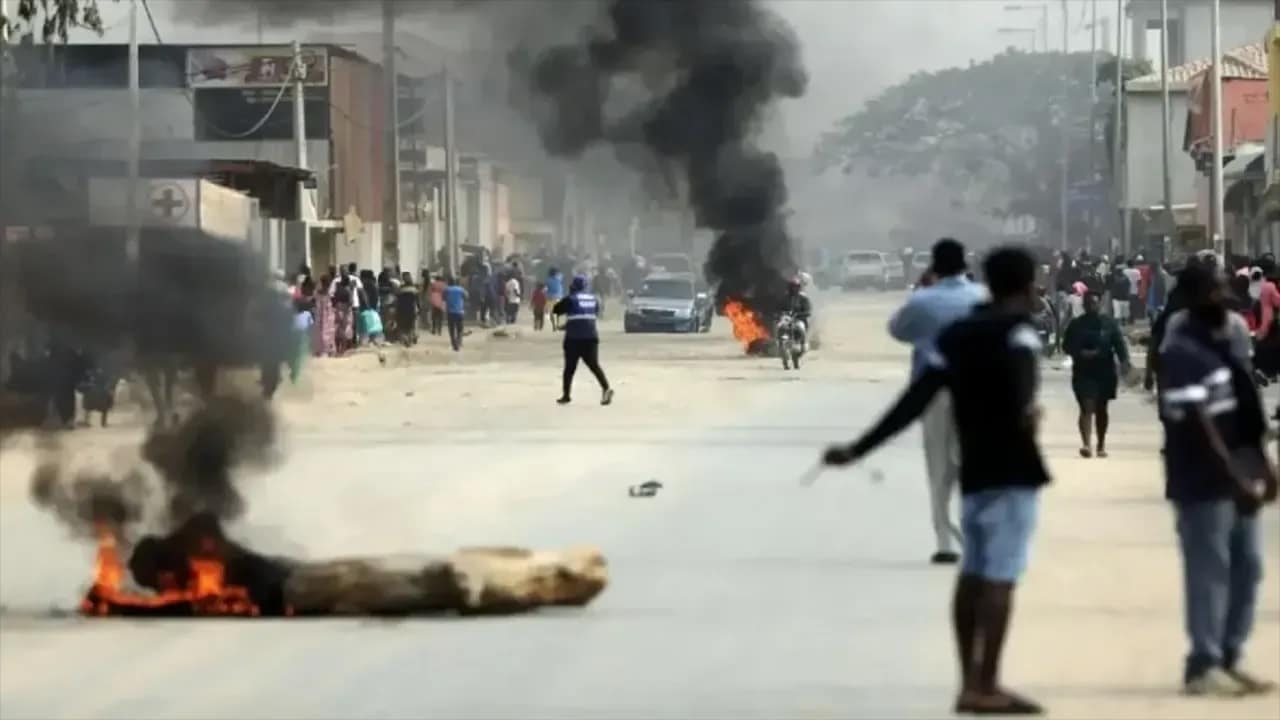 Ogień na ulicach, rabunki firm i sklepów. Masowa ucieczka Chińczyków w ogarniętym buntem kraju