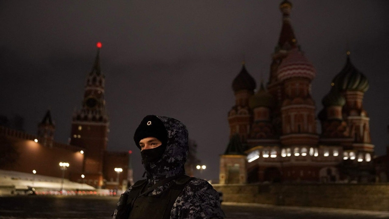 Telefony, tablety z przymusem instalowania rządowej aplikacji „komunikacyjnej”, czyli orwellowski teleekran 2.0