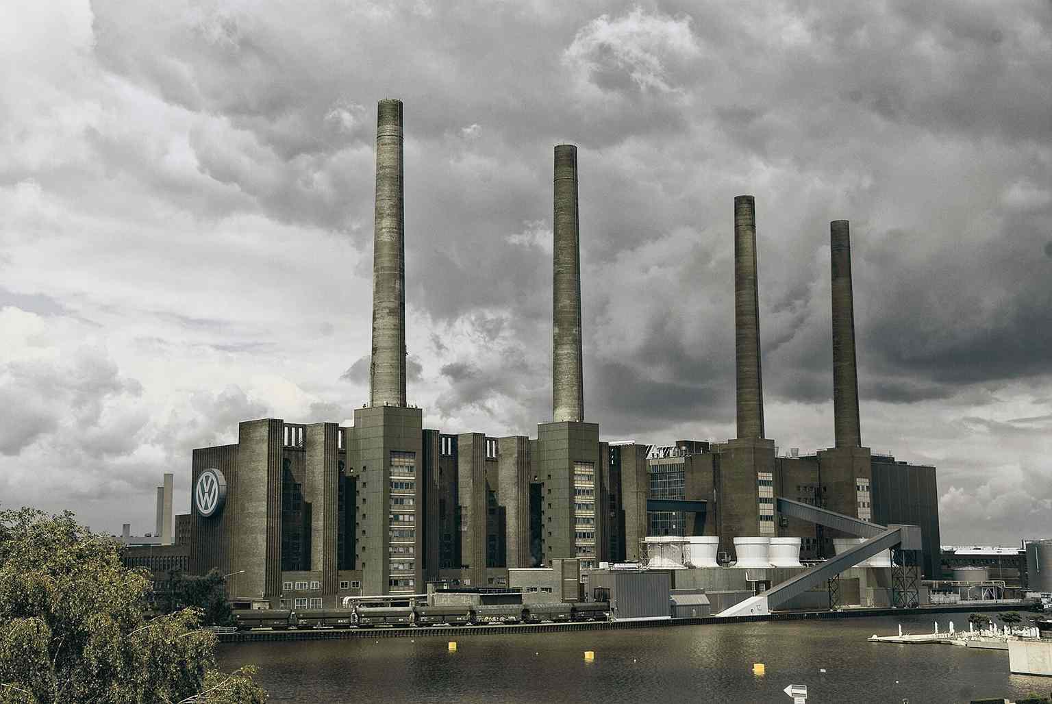 Niemiecki gigant motoryzacyjny z kolejnym skandalem na koncie. Ponad 30 mln dolarów kary za „warunki przypominające niewolnictwo”