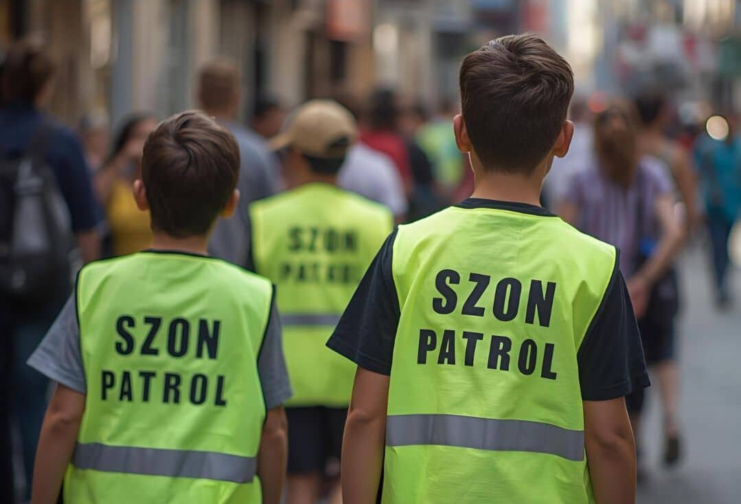 To jest hit! Polscy chłopcy bawią się w muzułmańskich stróżów porządku. Zbyt krótka spódniczka nie umknie ich uwadze