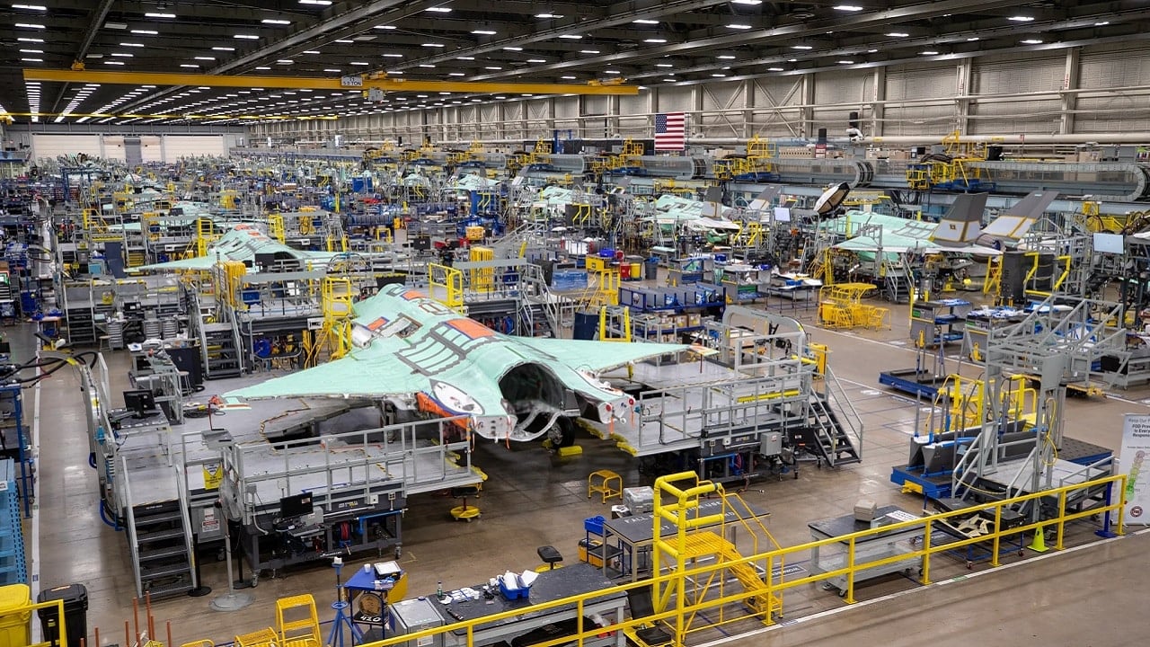 Wojna w krytycznej fabryce zbrojeniowej, zamiast porozumienia – próba siły