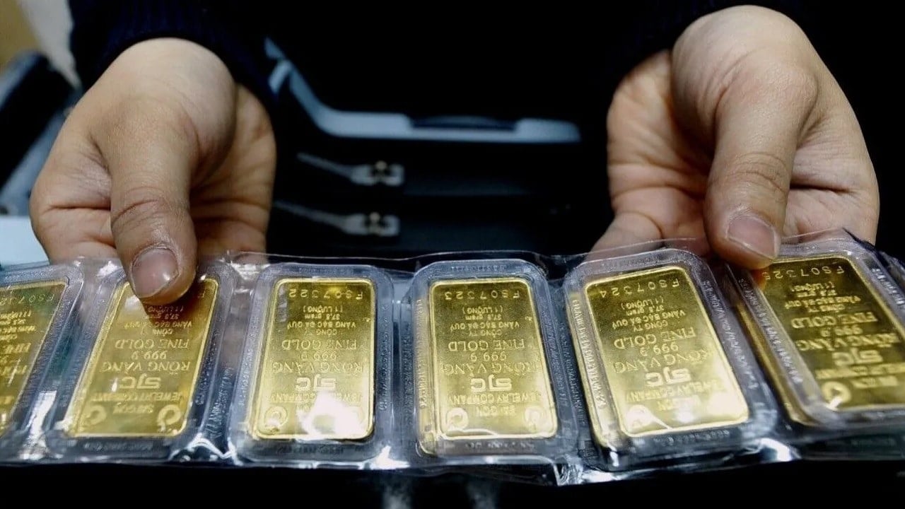 Koniec monopolu i likwidacja flagowej firmy w cieniu aresztowań, zarzutów