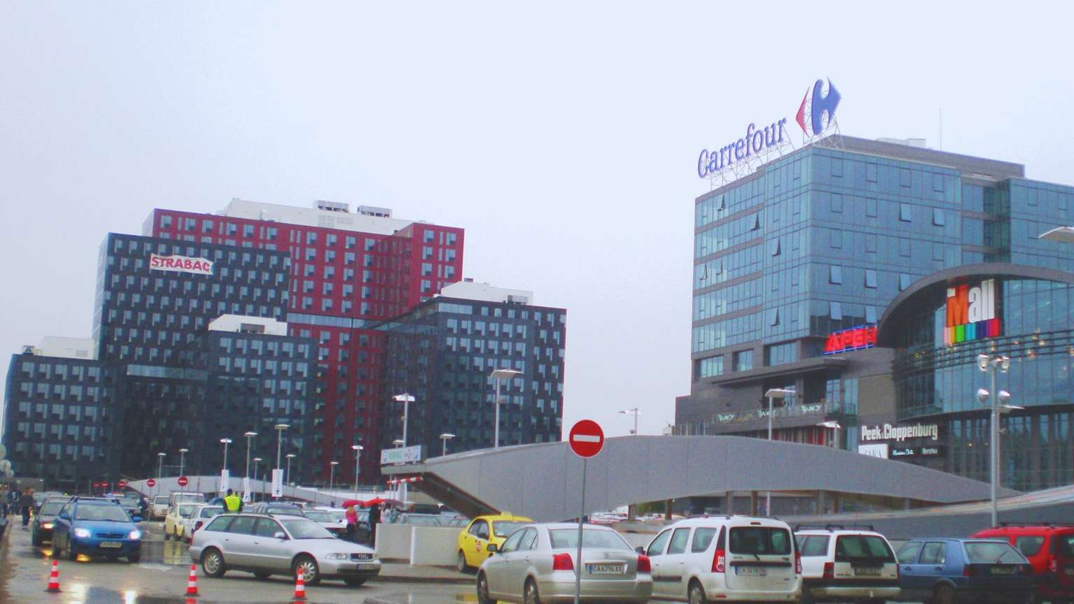 Nie tylko Niemcy zwijają się z Polski. Francuski gigant planuje zamknięcie ponad 800 sklepów, choć płaci szokująco niskie podatki. Jak to możliwe?