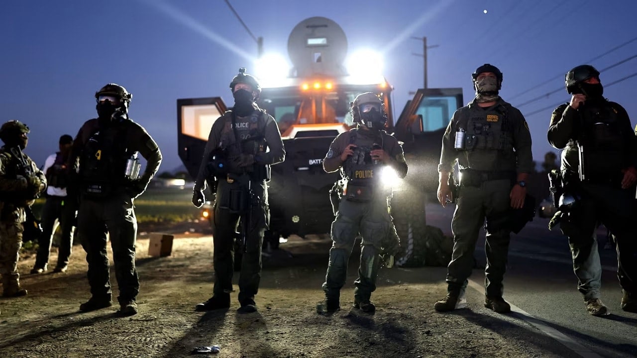 Zakaz noszenia masek… dla policji (!), imigranci i aktywiści, czyli jak stworzyć spór konstytucyjny