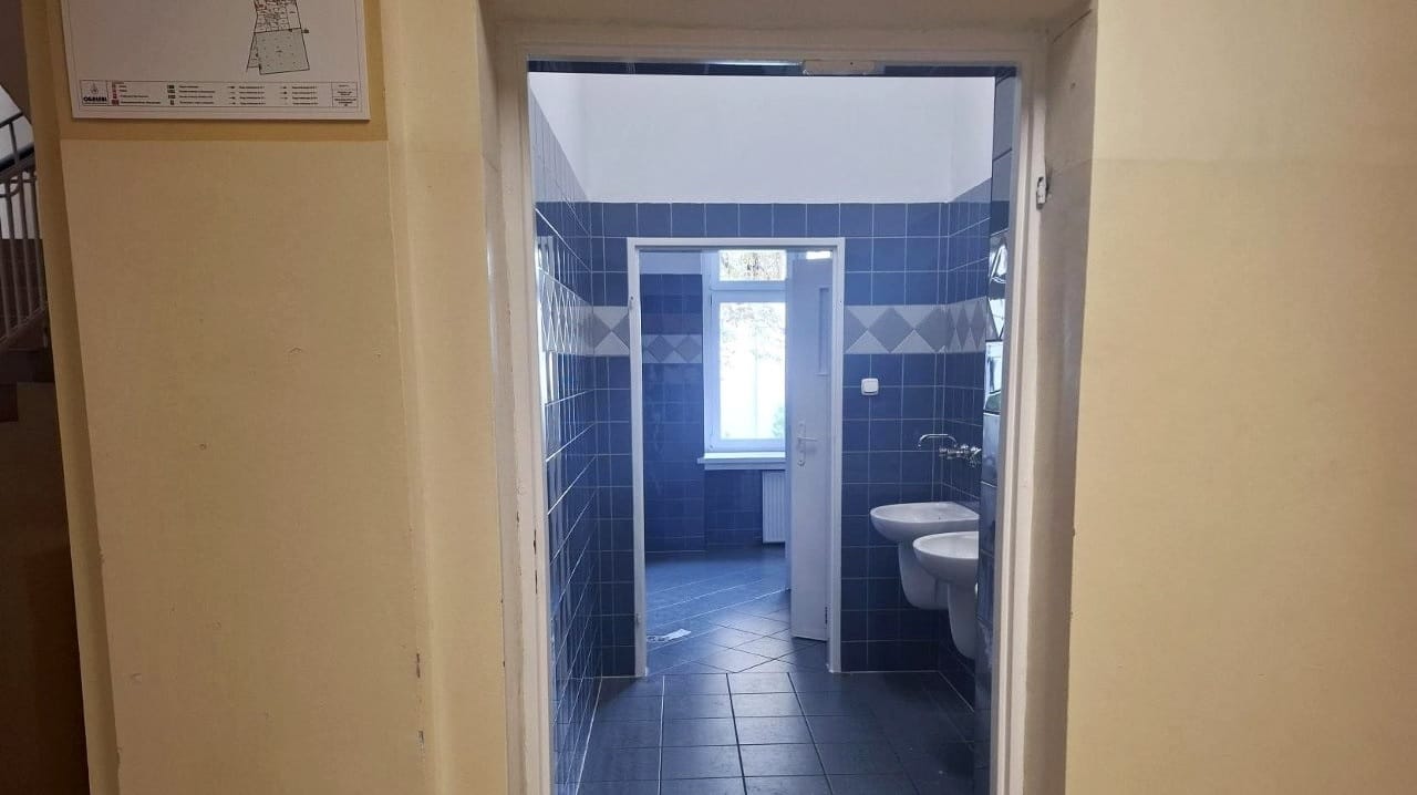 Bazgroły uraziły dyrektora, więc wymontował uczniom drzwi do toalety. Skandaliczną decyzję popierają władze miasta