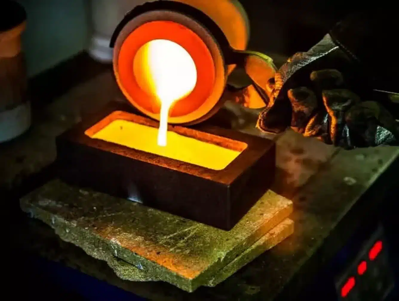 Dziesiątki osób aresztowanych. Prominentna rafineria złota w centrum afery, państwowy skarb zamieszany