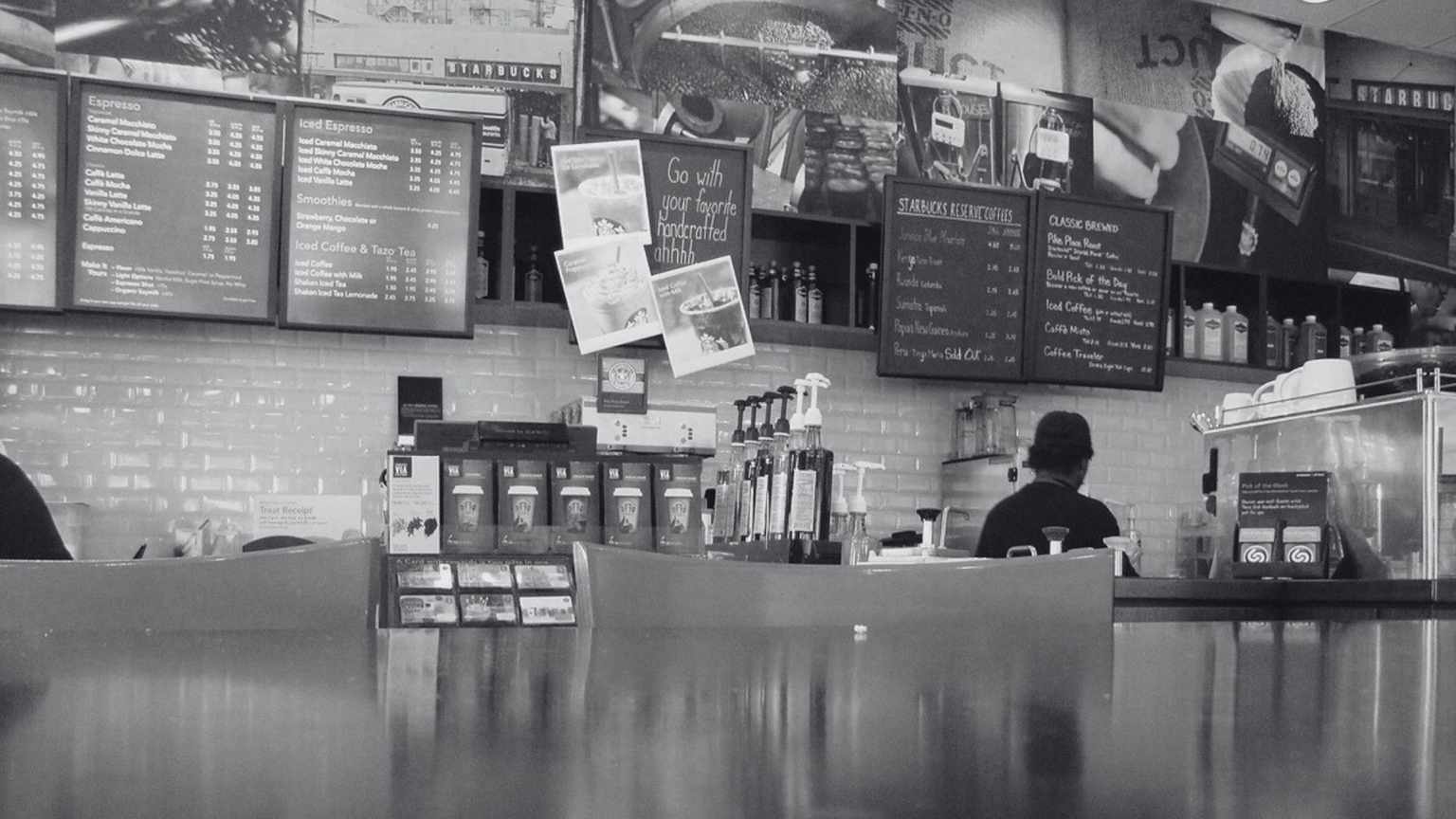 Gigant zamyka lokale i zwalnia 2 tys. osób. Akcje nurkują, a panika narasta