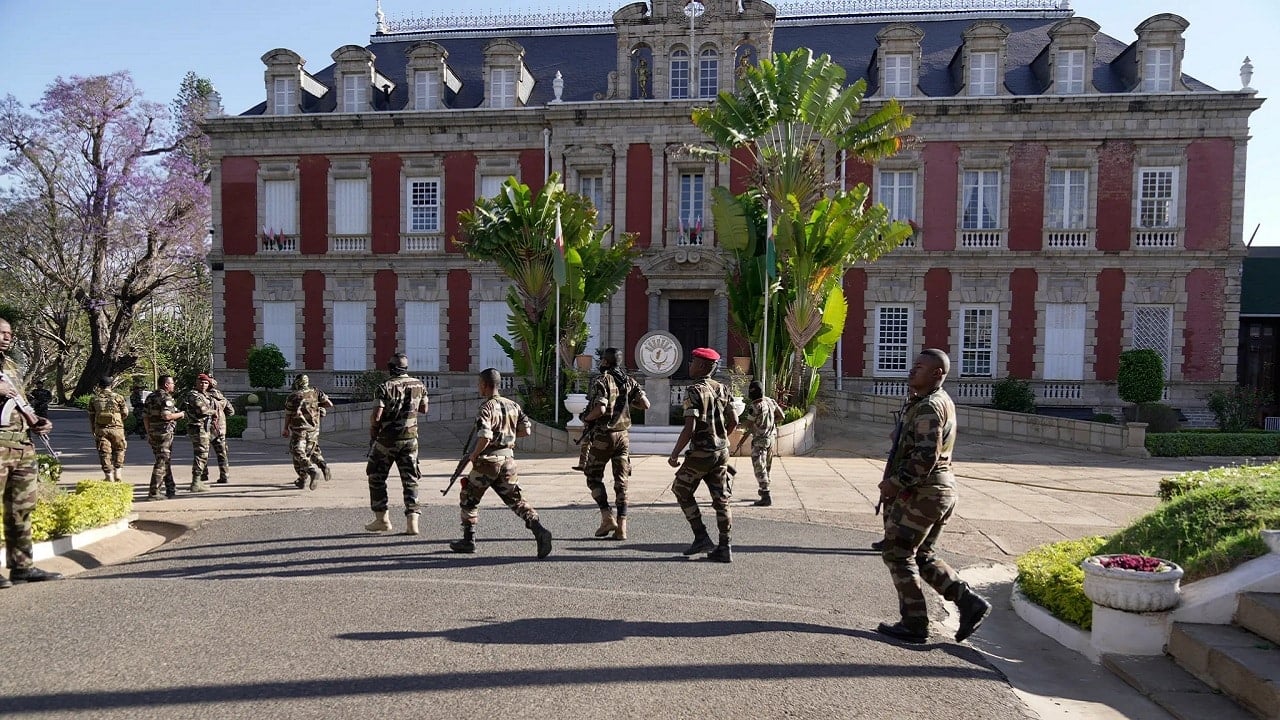 Prezydent uciekł z kraju, niech żyje nowy prezydent – pułkownik. Ale obiecuje, iż odda władzę…