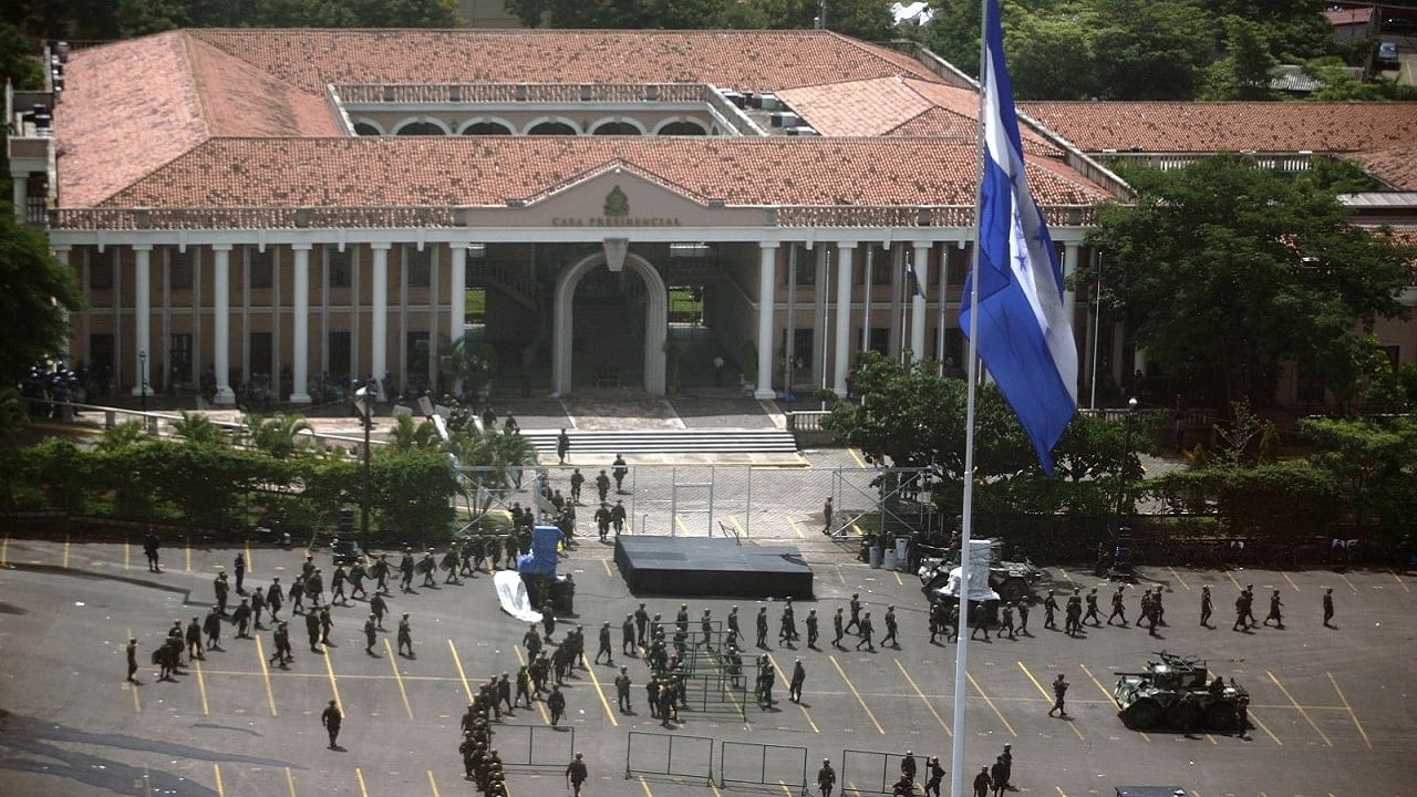 Tuż przed wyborami: partia rządząca zastępuje parlament „stałą komisją” – i oskarża opozycję o „wyborczy pucz”
