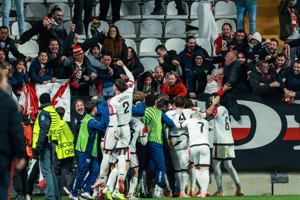 Potężny skandal po meczu Rayo – Lech! Wybuchła awantura, trener uciekł ze stadionu