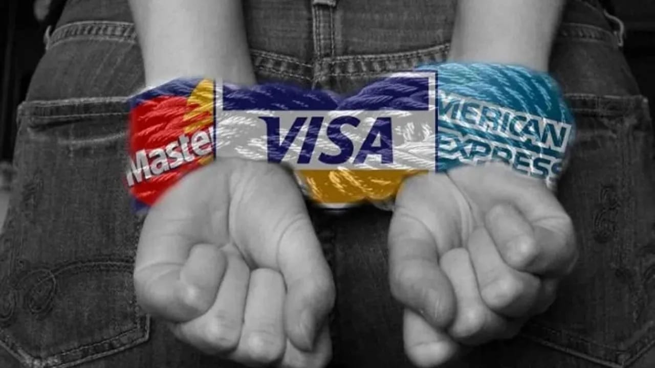 Płatności kartą z (nieco) niższymi opłatami – ale tylko na chwilę. Visa, Mastercard usiłują wykpić się od pozwu