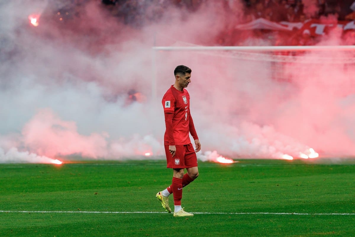 Dlaczego podczas meczu Polska – Holandia na boisko poleciały race? PZPN: to niedopuszczalne!