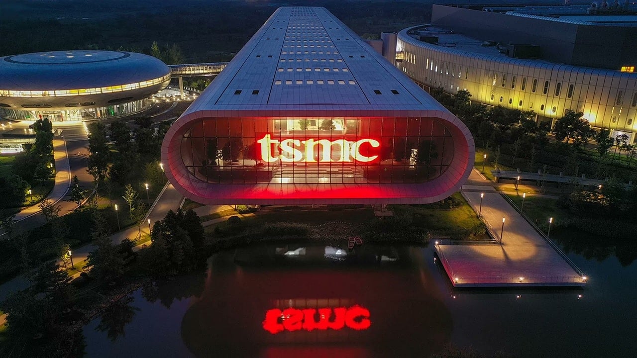 Dom menedżera TSMC zajechany przez policję, w tle konflikt z amerykańskim konkurentem