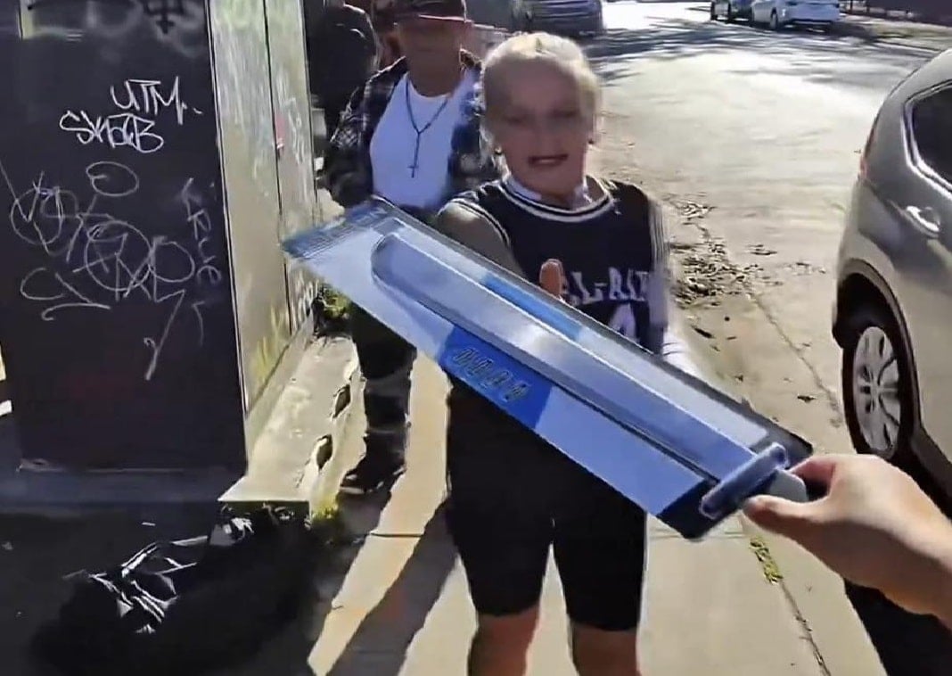 Wódka i maczety rozdawane bezdomnym na ulicy. „Projekt” budzi oburzenie i kontrowersje