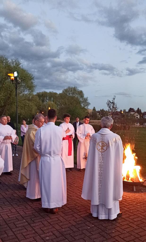 Chrystus Światłością Świata – wigilia paschalna, wyjątkowa liturgia odprawiana w Wielką Sobotę