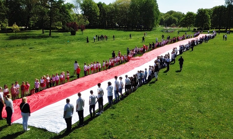 Tychy: Rozwinięciem stumetrowej biało-czerwonej wstęgi i utworzeniem „żywej flagi” uczczono Dzień Flagi