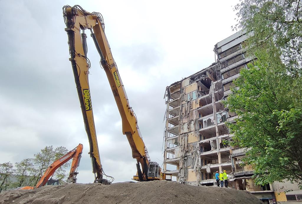 [FILM, ZDJĘCIA] Tychy: Wyburzają drugi wieżowiec ZEG-u. Wiemy, co powstanie w tym miejscu