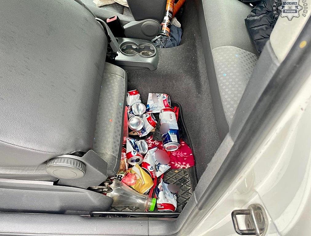 W aucie były puste butelki i puszki po alkoholu. Totalnie pijany kierowca z dożywotnim zakazem prowadzenia pojazdów