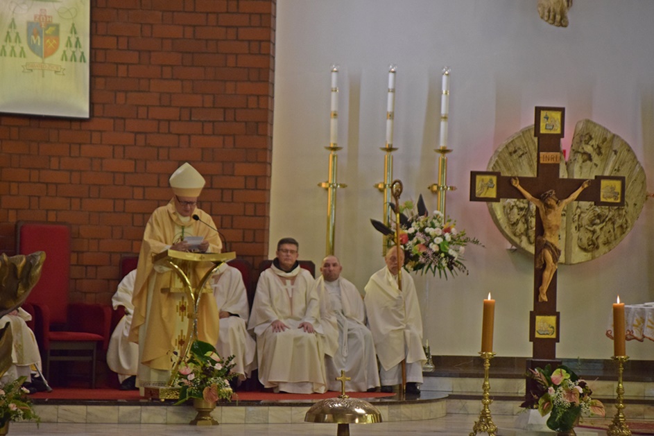 Tychy: Przed święceniem aut biskup przypomniał tzw. dekalog kierowcy