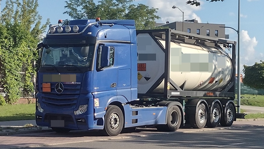 Niebezpieczne samochody ADR nie mogą parkować w miastach, a ten parkował. Czytelnicy informują, my publikujemy