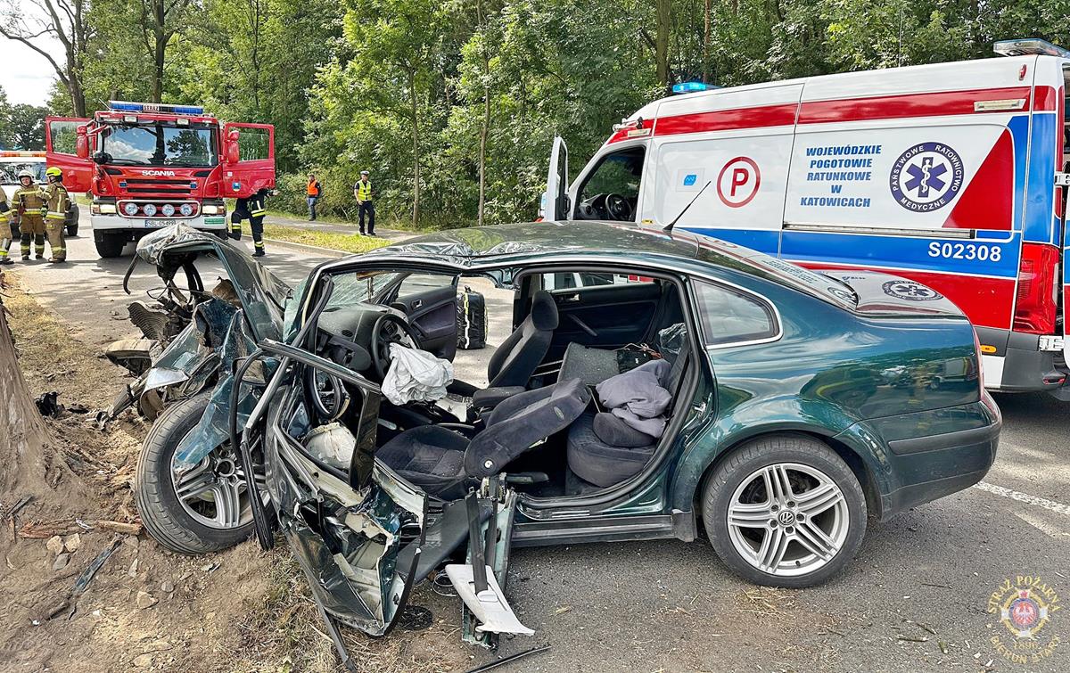 W powiecie bieruńsko-lędzińskim kolejny kierowca uderzył w przydrożne drzewo