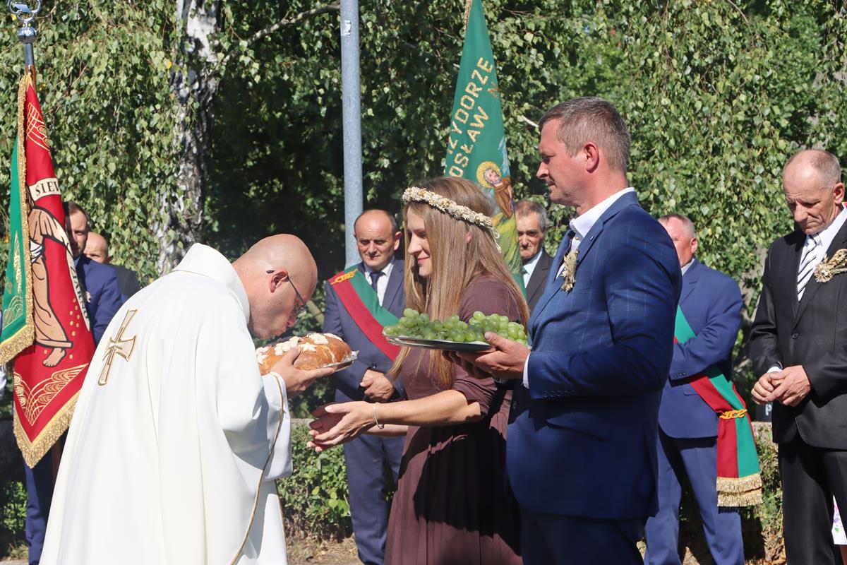 Chleb symbolem wspólnoty. Dożynki powiatowo-gminne w Łące
