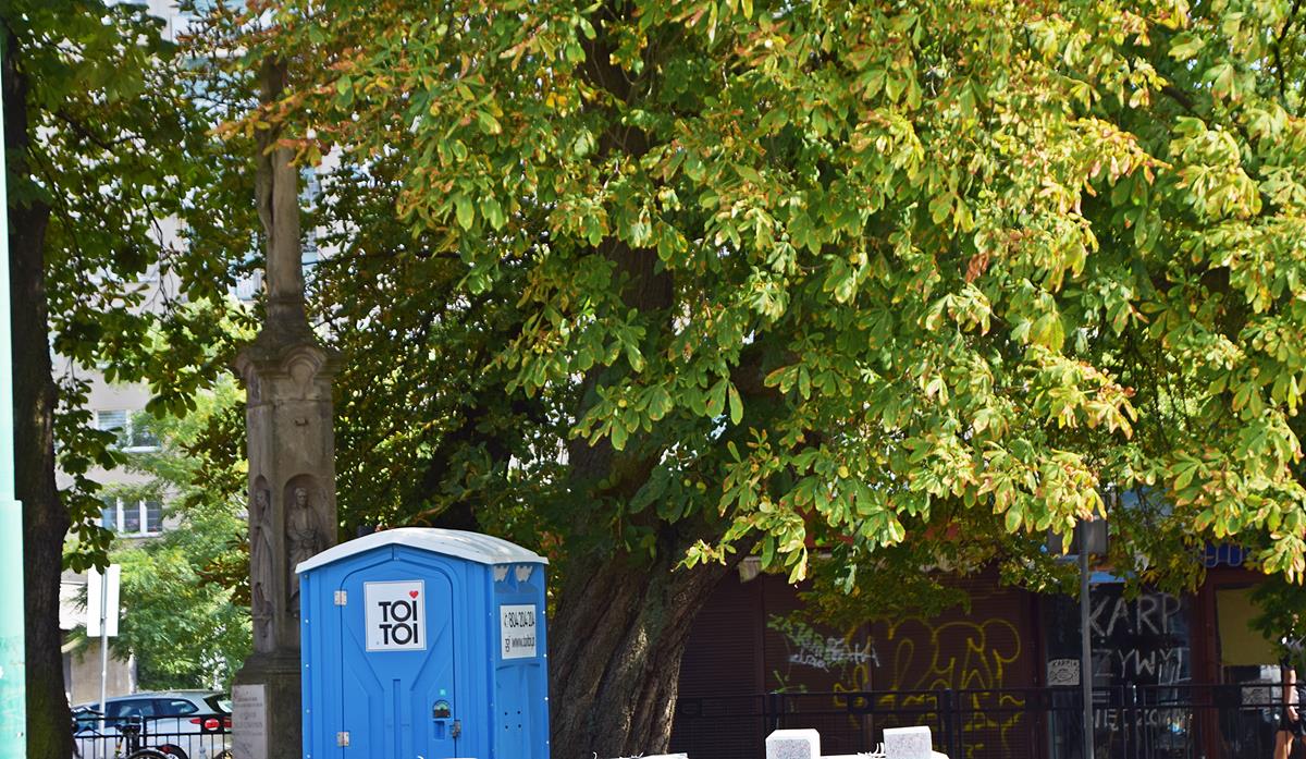 Tychy: Ubikacja usunięta sprzed krzyża