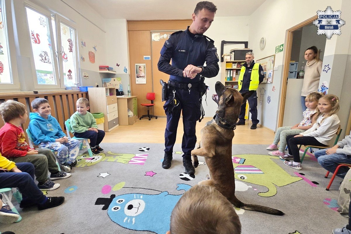 Policjanci z psem Lotusem o bezpieczeństwie w Bieruniu i Lędzinach