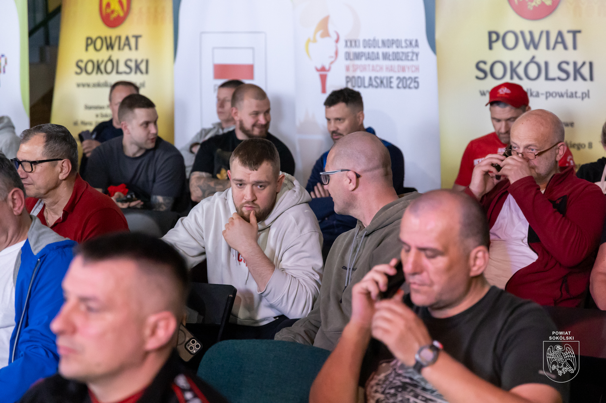 Z dyplomem w ręku i bagażem wspomnień – maturzyści Zespołu Szkół Zawodowych żegnają szkolne mury.