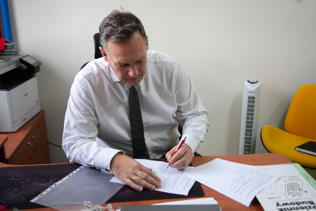 Szutrowa droga do Rogacz już niebawem zmieni się w asfaltowa szosę.