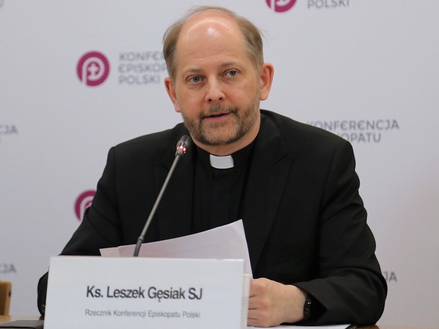 Biskupia gra pozorów