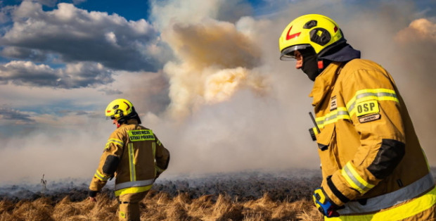 Walka z pożarem w Biebrzańskim Parku Narodowym. Szef MSWiA zabrał głos