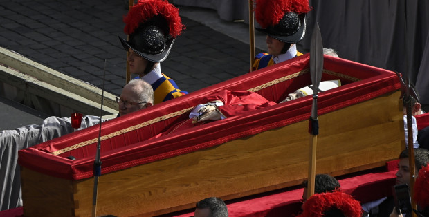 Wierni oddają hołd zmarłemu papieżowi Franciszkowi w bazylice Świętego Piotra